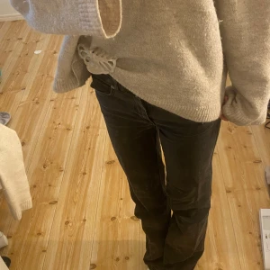 Svarta jeansbyxor - Snygga svarta jeansbyxor med en klassisk design. Byxorna har en rak passform och är utrustade med knappar och dragkedja. Perfekta för en stilren look.