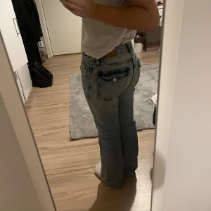 Bootcut jeans - Blå Bootcut jeans från lager 157. Lågmidjade. Använt en del men är fortfarande i ett bra skick. Jeansen är i den korta längden!🤍