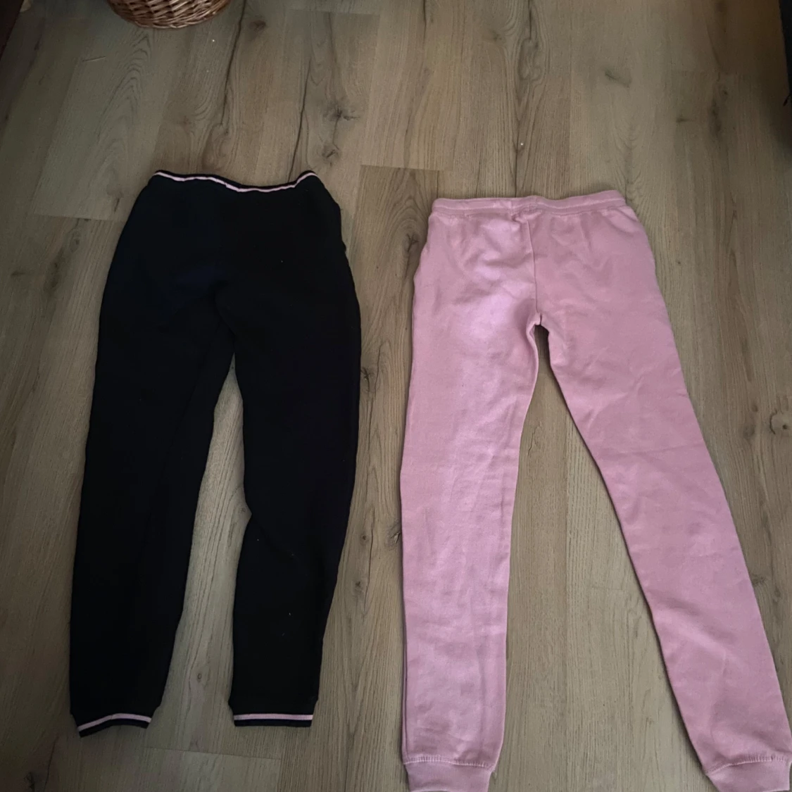 Svarta och rosa mjukisbyxor  - 1