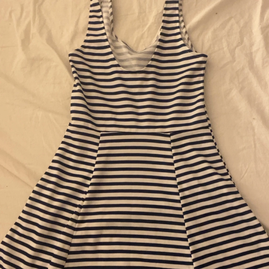 Randig klänning i blått och vitt - 1