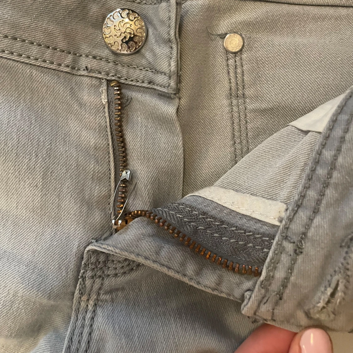 Grå jeans med svarta detaljer - 3