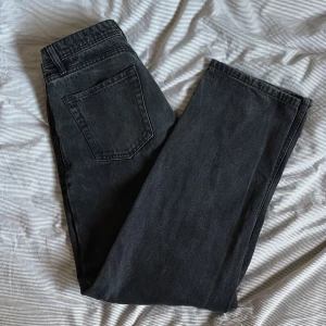 Svarta jeansbyxor från New Yorker - Snygga svarta jeansbyxor från New Yorker med en klassisk femficksdesign. Byxorna har en dragkedja och knapp framtill. Perfekta för en stilren look.