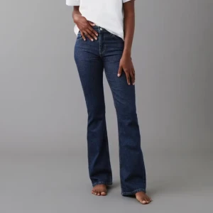 Jättesnygga blåa jeans💙 - Säljer dessa supersnygga jeans från Gina Tricot som är slutsålda, använt fåtal gånger och inga defekter☀️nypris över 499 kr, pris kan diskuteras!