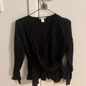 Omlott blus  - Fin omlott blus som är för liten och knappt är använd från H&M 💕💕