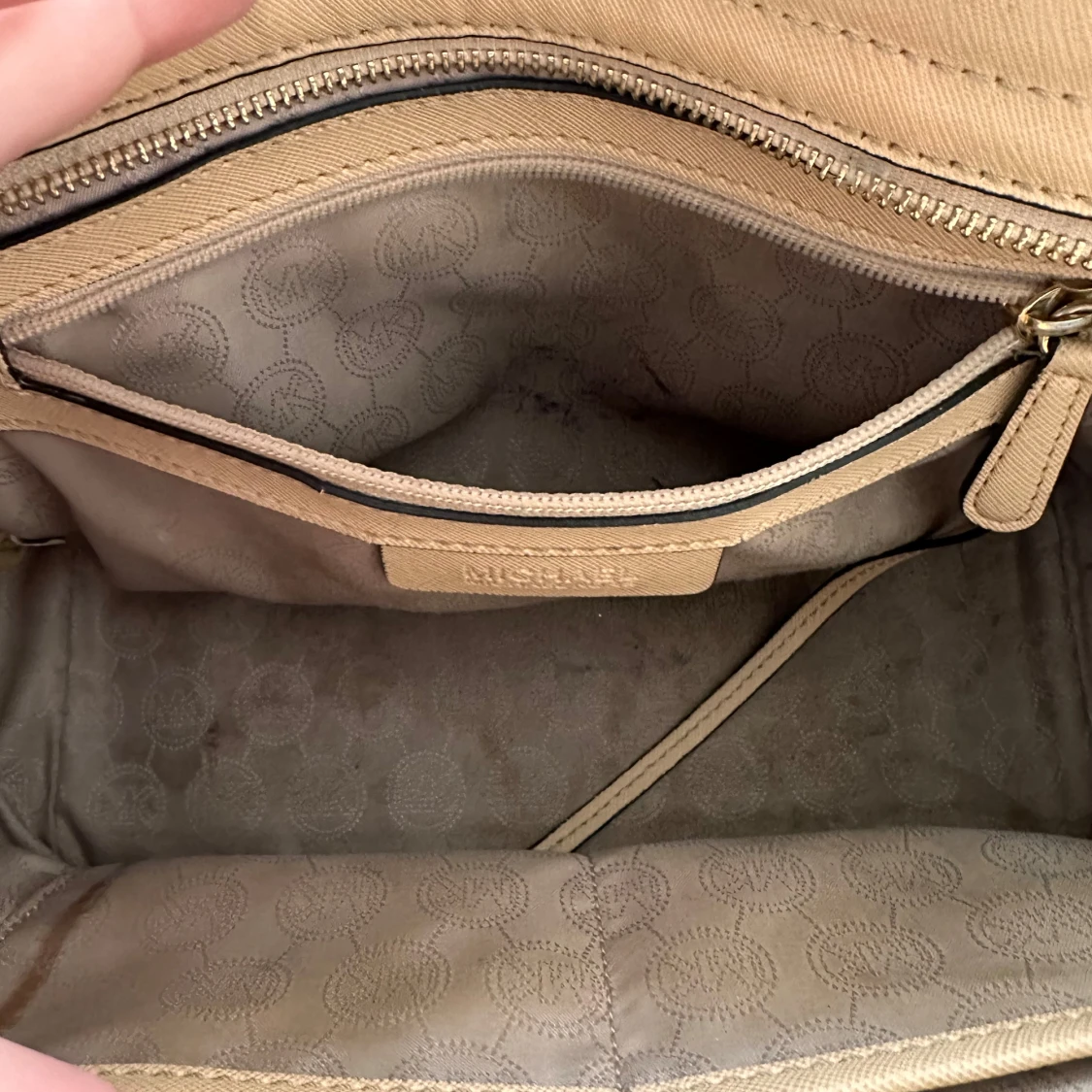 Beige och vit handväska från Michael Kors - 2