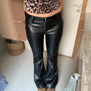 Läder byxor  - Säljer dessa populära och snygga läder byxorna ifrån new yorker! Slutsålda. Inga fickor där bak och en dragkedja fram, storlek L men passar mig som är S/M