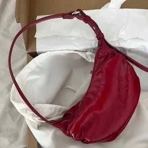 röd väska zara - skit snygg väska från zara 