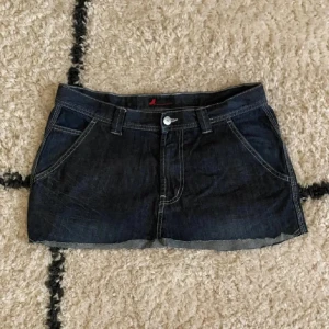 jeanskjol - snygg mörkblå jeanskjol som har framfickor och bakfickor med knappdetaljer, kom privat för mer information!🫶