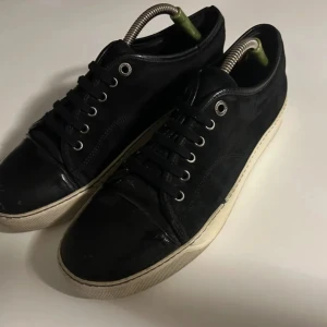 Lanvins - Hej, säljer dessa lanvins som är i riktigt bra skick, det ända negativa är sulan som är lite sliten, annars inget problem med skorna. Priset kan diskuteras. Köp kvitto följer med!