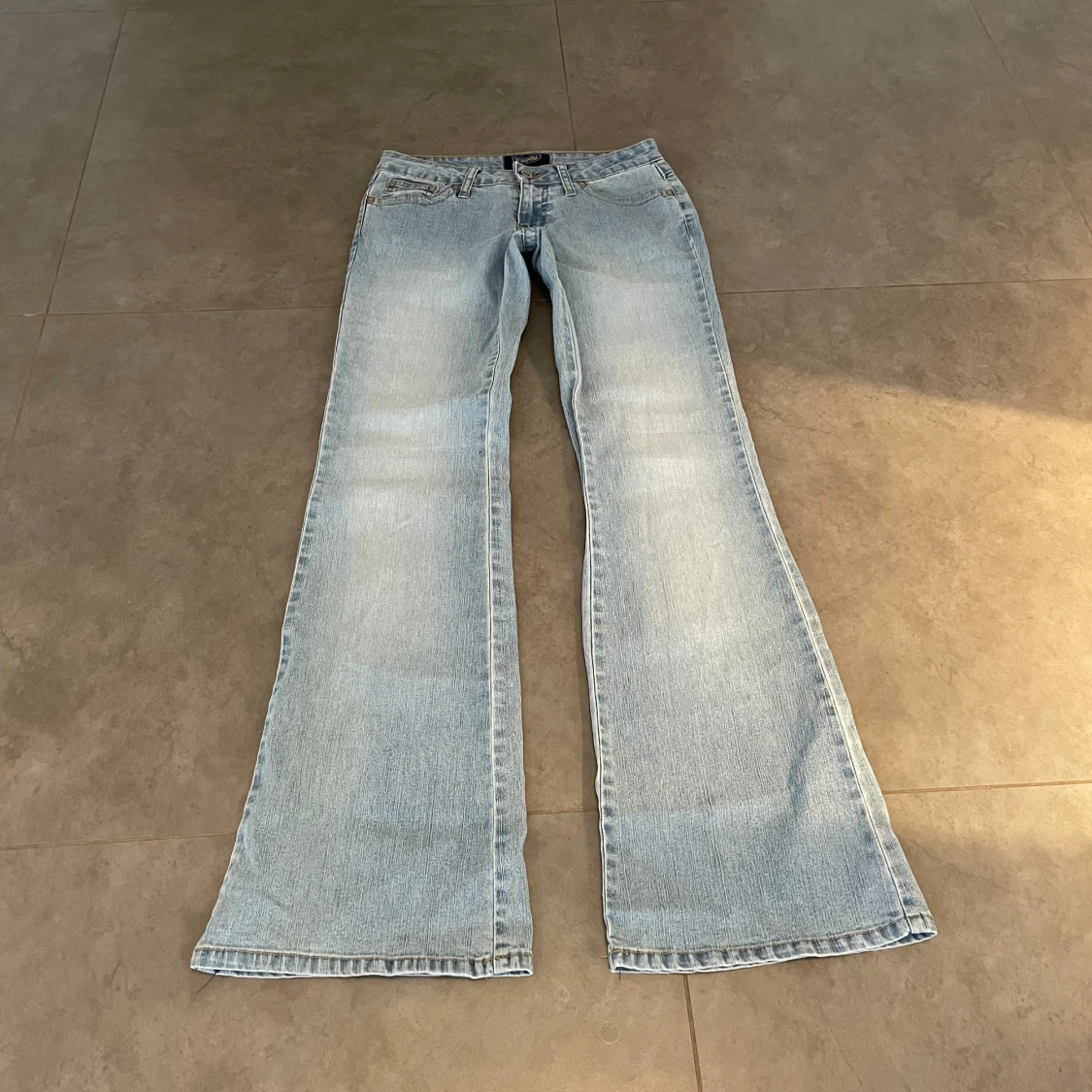 Lågmidjade bootcut jeans med unika fickor - 2