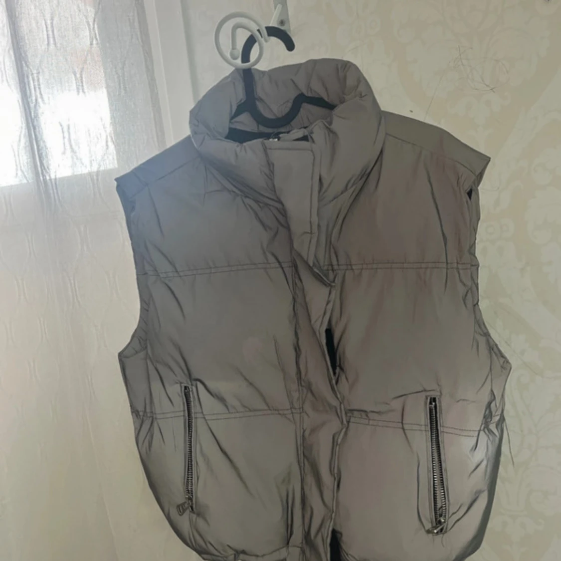 Grå dunväst med dragkedja