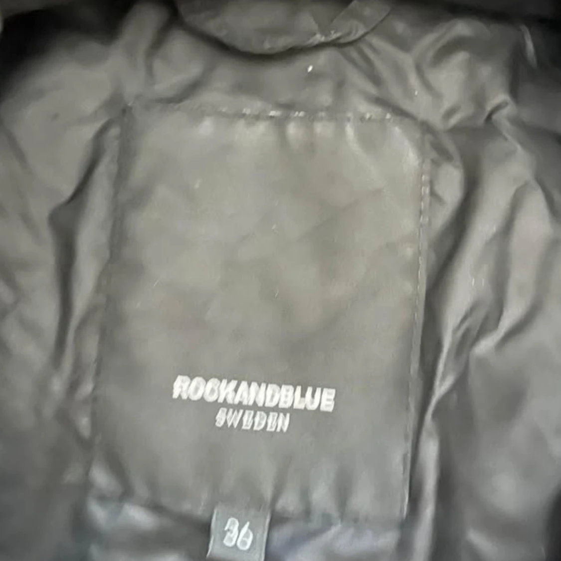 Svart dunjacka från Rockandblue - 1