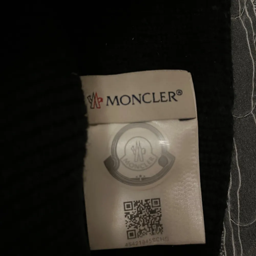 Svart moncler mössa i perfekt skick och sitter väldigt fint på huvudet. Perfekt för kyliga dagar och är extremt stilig. Priset kan diskuteras, byten går också... Asusteet.