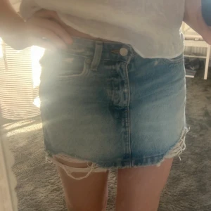 Blå jeanskjol  - Super snygg jeanskjol från pull and bear i xs!! Midja: 35 cm Längd: 33 cm❣️Nästan aldrig använd!