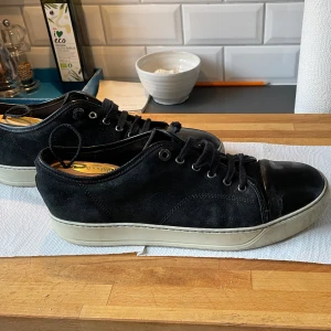 Svarta Lanvins - Säljer mina skitsnygga Lanvins, perfekta nu till våren! De är storlek uk8, vilket passar 42/43. De är i väldigt bra skick med några få defekter (en liten flisa från hälen på högra skon) Äktehetsbevis finns då skorna har äkthetsvetifierats. Hör av er vid frågor eller om ni vill ha fler bilder.