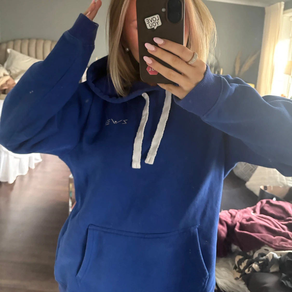 Blå hoodie med vit snörning