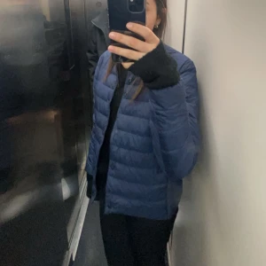 Vårjacka - Säljer denna snygga marinblåa uniqlo jackan! En väldigt lätt jacka i ett bra skick! 