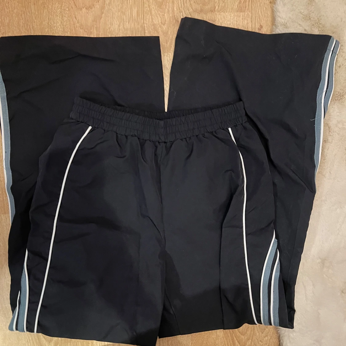 Mörkblåa träningsbyxor med mönster - 1