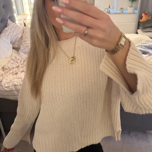 Beige stickad tröja - Säljer denna vita stickade ifrån Gina i strl Xxs, den är väldigt stor i storleken så rekommenderar för någon med storlek S! Använd fåtal gånger🩷