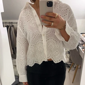 Vit blus med broderade detaljer - Säljer en snygg vit blus, aldrig använd så den är i toppen skick☺️