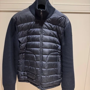 Moncler Cardigan (Kvitto samt låda finns) - Moncler cardigan, cond 10/10 inga defekter, köpt ca 3 månader sedan. Storlek L (passar M) Färg; Navy. Låda samt kvitto finns. Fraktar samma dag, pris diskuterbart vid snabb och smidig affär. Skriv gärna för fler bilder!