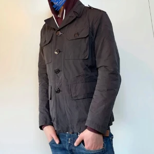 Moncler Fieldjacket - Säljer nu min riktigt feta fieldjacket från moncler. Jackan är i fint skick och är köpt på sicuro fashion. Storlek är 1, vilket motsvarar S. Skriv vid fler frågor eller funderingar🤙