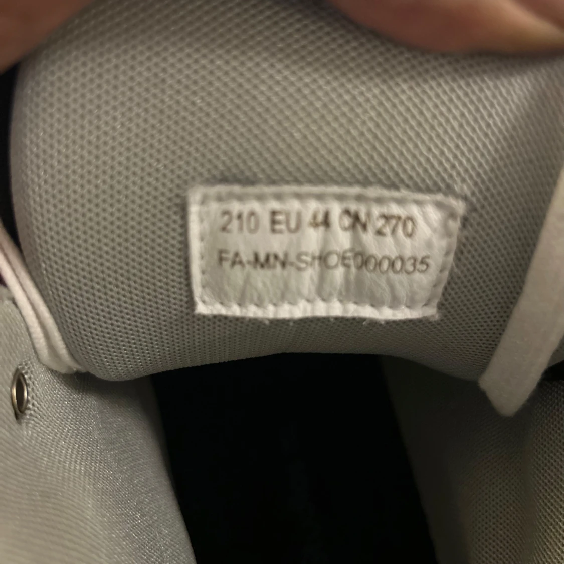 Svartvita sneakers med röda detaljer - 4