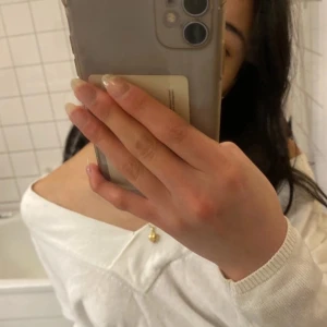 Vit v-ringad tröja  - Säljer en vit v-ringad tröja💕 går att ha off shoulder också! I xs men funkar på S 