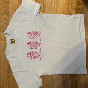 Vit t-shirt från A Bathing Ape - Hej. Jag Säljer en Bape t-shirt med rosa tryck. För jag har växt ur den