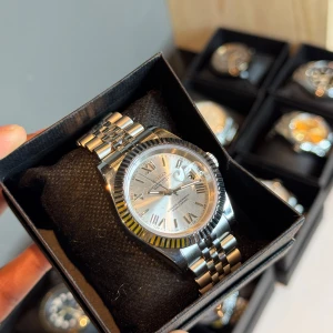 Seiko Roman Mod - Säljer en mycket vacker och fin Seiko Mod! Helt Ny!   Sapphire glas  Autentisk Japansk Urverk Case storlek 40mm.  Hör av er vid frågor!