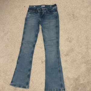 Blå bootcut jeans från Pepe Jeans - Snygga blå bootcut jeans med låg midja från Pepe Jeans. Nypris brukar gå på 1500kr. Som nya knappast använda de är dock för små för mig.. SKRIV VID FRÅGOR OM MÅTT ‼️‼️ ❤️ helt perfekta till våren och sommarn nu! ☀️☀️PRIS KAN diskuteras!!!!