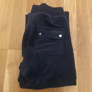Mörkblå mjukisbyxor från Juicy Couture - Säljer ett par mörkblåa mjukisbyxor från Juicy Couture, storlek XS. Knappt använda och inga defekter💕