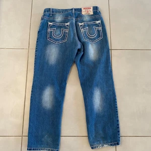 True religion jeans  - Är i mycket bra skick men små märken av användning vid botten samt rumpan.  Mått:  Benlängd från höft: 100cm Midja:42 cm Lårbredd: 28cm  Benbredd: 23cm