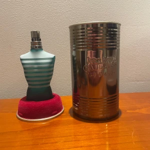 Jean Paul Gaultier Le Male parfym - Jean Paul Gaultier le male parfym som är nästan oanvänd 70ml kvar av 75ml.