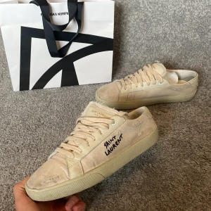 Saint Laurent skor  - Säljer nu riktigt feta saint Laurent skor, ända deffekter är att de är mindre fläckiga, men tvättas innan frakt, storlek 42, endast skorna medkommer vid köp. Skriv om ni har frågor! 