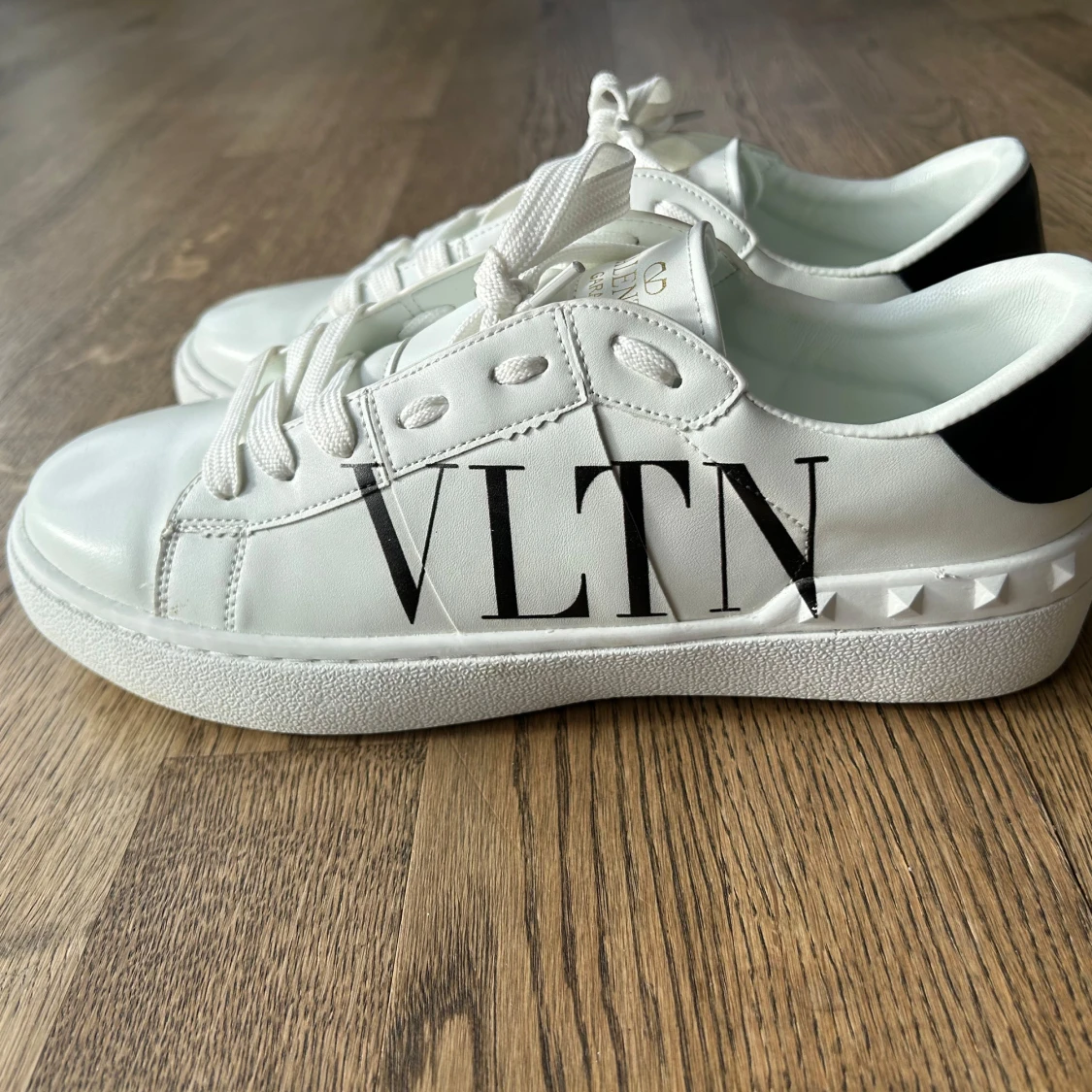 Vita sneakers från Valentino  - 3