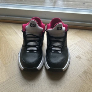 Jordan Max Aura 3 Junior  - Svarta vita skor med rosa innersula