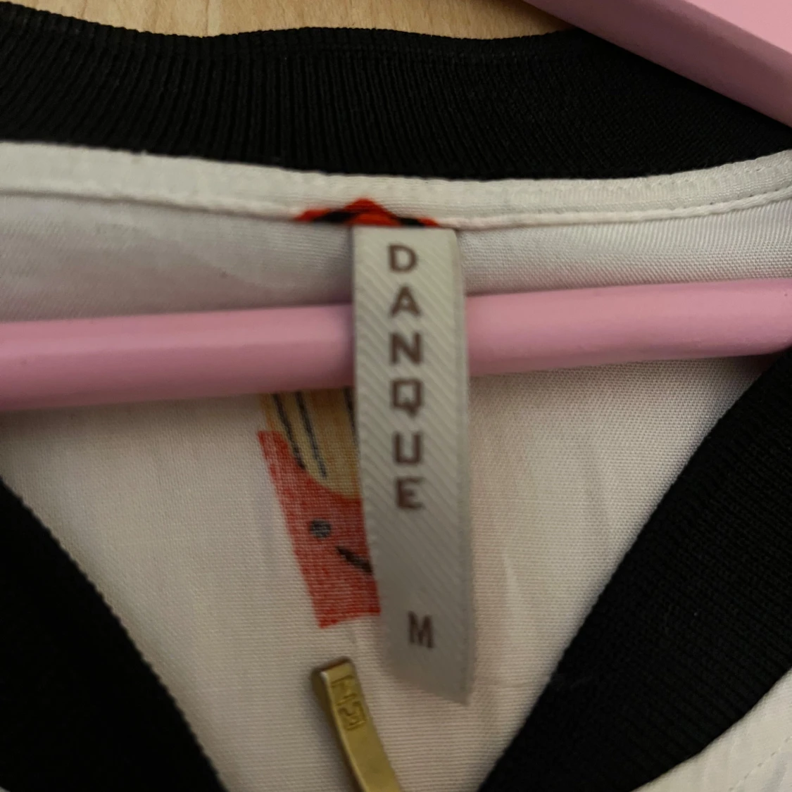 Vit bomberjacka med färgglada mönster från Danque - 2