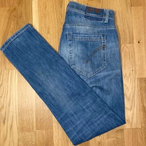 Blå skinny jeans från George - Tjena! Säljer dessa Dondup George jeans i skinny fit. Storlek: W33 Nypris runt 3000 kr  Mitt pris: 749 kr Tveka inte att höra av dig om du har några frågor eller vill se fler bilder!