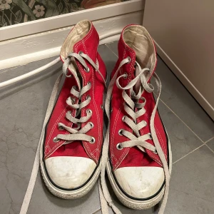 röda converse - säljer ett par klassiska röda Converse Chuck Taylor All Star. använda ganska ofta och har därför lite fläckar och liknande, men jag tror det mesta går att tvätta bort. saknar tyg på insidan vid hälen. pris går att diskuteras! ❤️