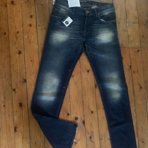 Jacob Cohen jeans slim, helt nya - Helt nya Jacob Cohen jeans nick slim | Jeansen har en cool fade och är handgjorda i Italien med en oslagbar kvalitet | Nypris≈5000kr mitt pris endast 2299, längd=108cm och midjemått är 40cm. Hör av er vid yttligare frågor, hälsningar Philip! 