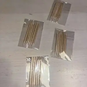 Nagelbands pinnar som passar perfekt för nagelbanden men även för dekoration. Helt nya! PRISET AVSER 1 PÅSE! Alla påsar för 30kr 