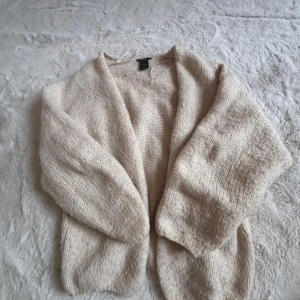 Beige stickad kofta från Lindex - Mysig beige stickad kofta från Lindex. Den är mer som stl s än m/l. 