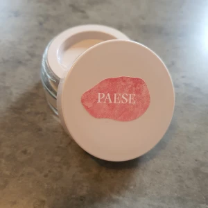 Mineral Foundation - Säljer en Illuminating Mineral Foundation från Paese i nyansen 202W Natural. Denna foundation ger en strålande finish och är perfekt för en naturlig look. Produkten är mineralbaserad och kommer i en praktisk burk med 4g innehåll. Helt ny!