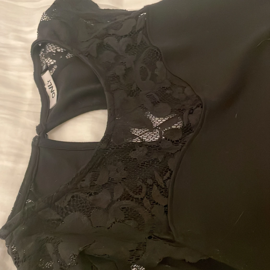 Svart topp med spetsdetaljer från Only - 2