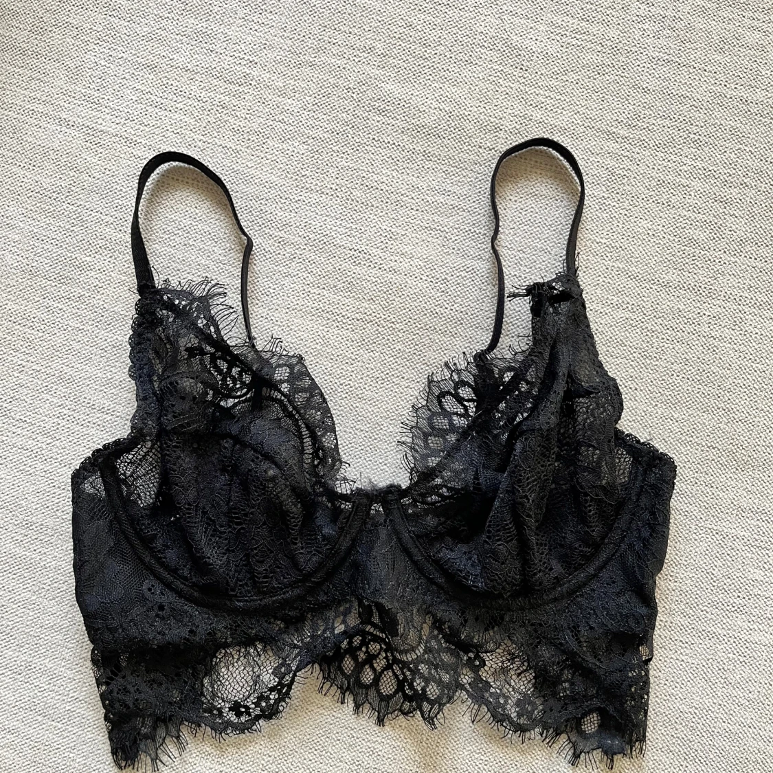 Svart spets-bralette från NLY Lingerie