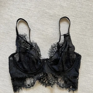 Svart spets-bralette från NLY Lingerie - Snygg svart spets-bralette från NLY Lingerie. Bhn har justerbara axelband.