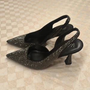 Glittriga klackar - Eleganta glittriga klackar med spetsig tå och klack från. Använda endast en gång