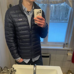 Patagonia dunjacka  - Ok skick, bild på defekt på armen, storlek S 