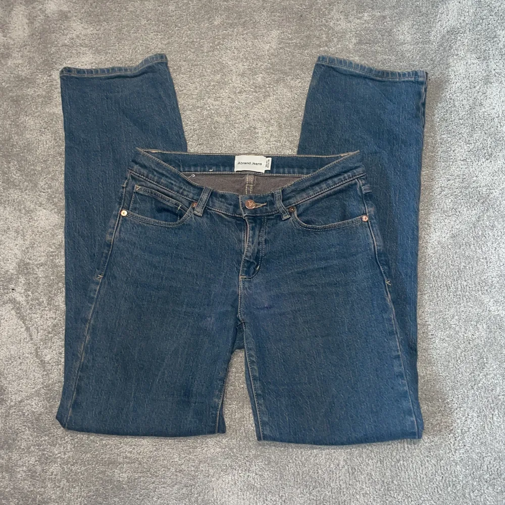 Snygga blå jeans från Abrand Jeans i modellen A '99 Low Straight. De har en klassisk femficksdesign och låg midja. Perfekta för en avslappnad stil med en rak passform.. Farkut & Housut.